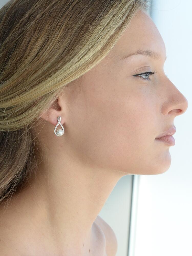 Eternity symbol combined with a bold pearl