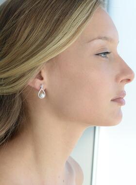 Eternity symbol combined with a bold pearl