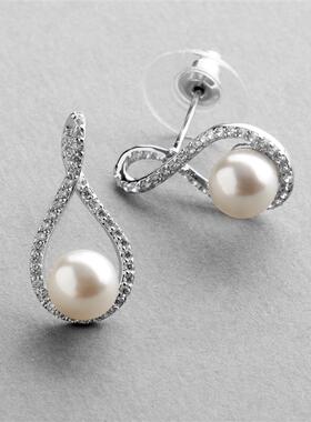 Eternity symbol combined with a bold pearl