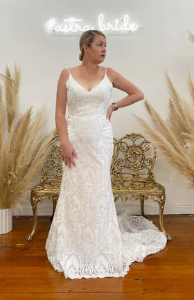Off to a weddingHF2181