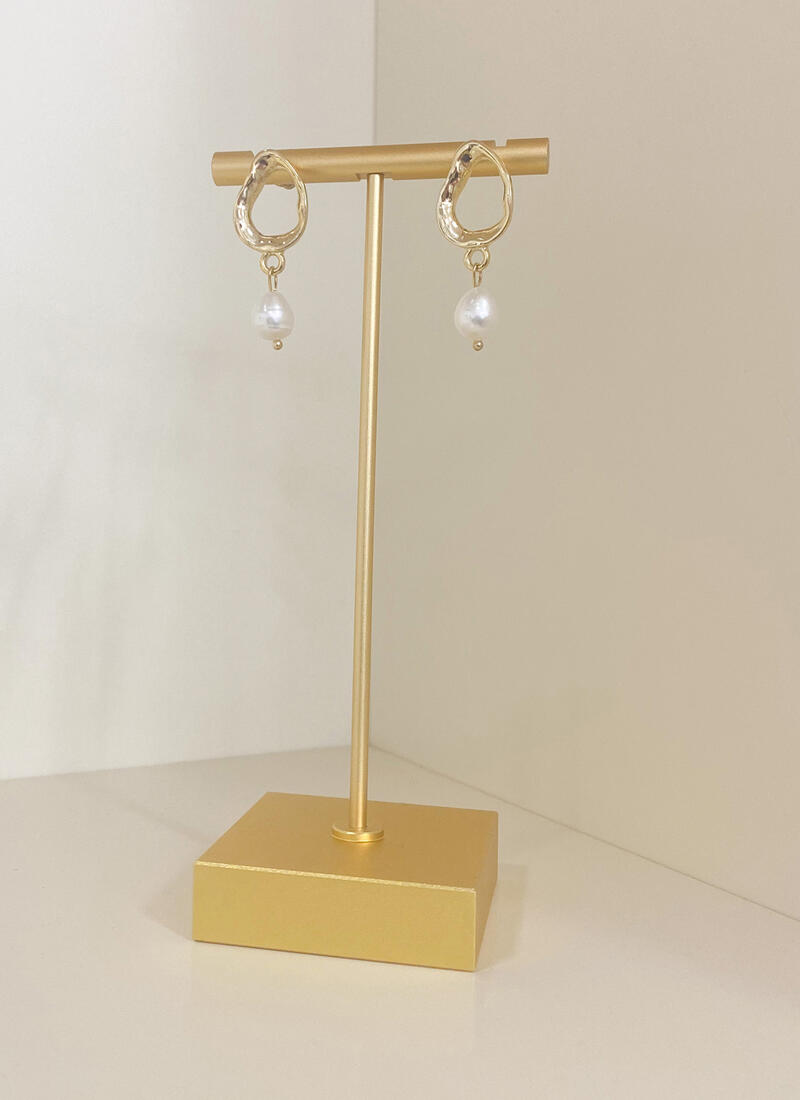 Hoop with pearl