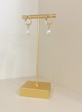 Hoop with pearl