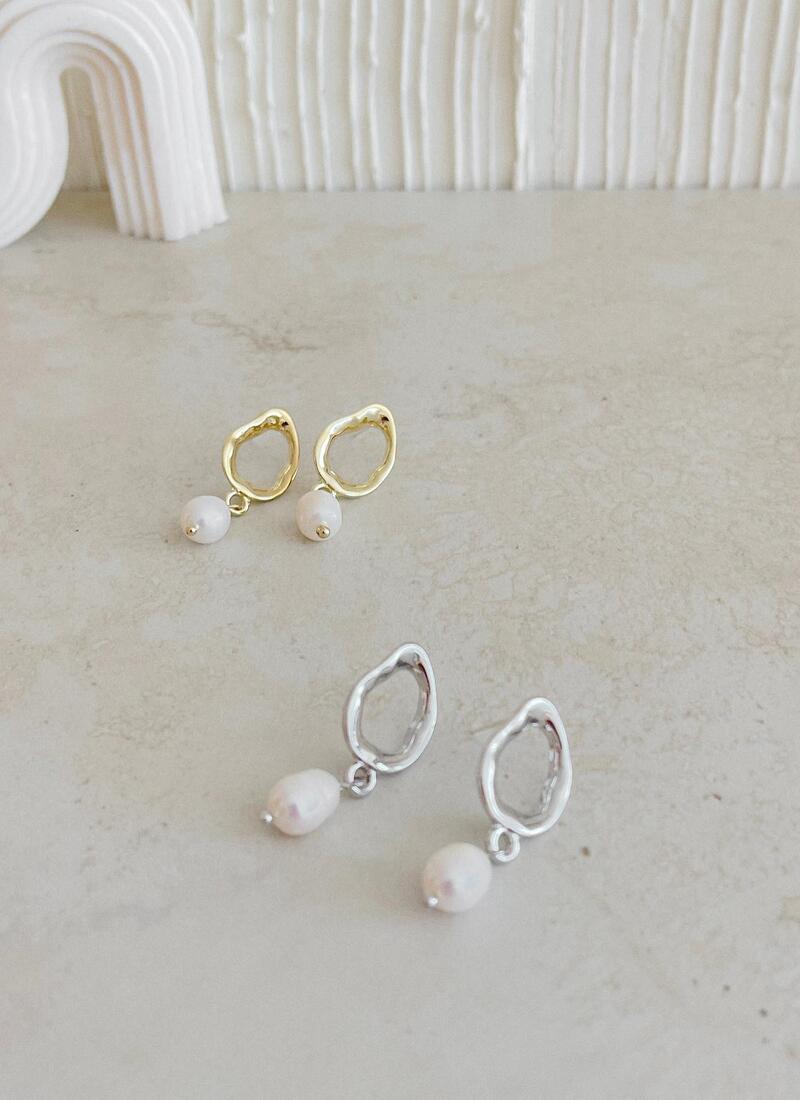 Hoop with pearl