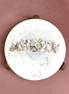 Leaves and pearls