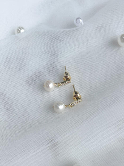 Pearl drop earrings