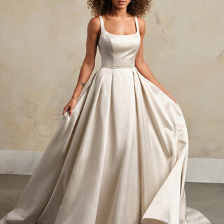 Maggie SotteroSelena Vida