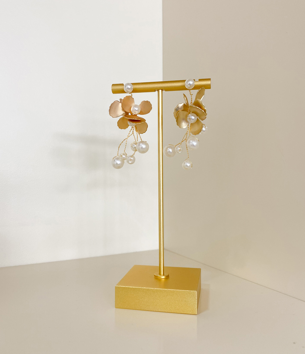 Pearl and gold earring